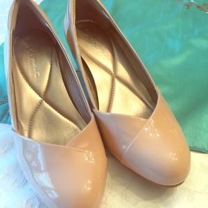 NWOT Glossy Nude Color Heels by Easy Spirit